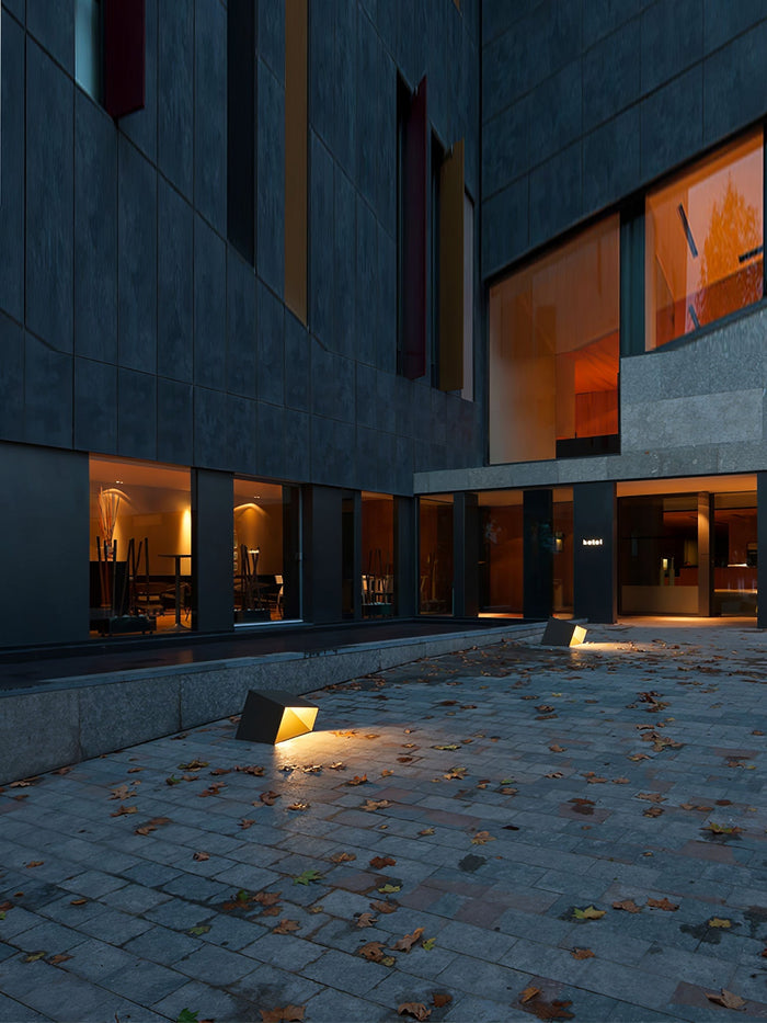 Compact Solar Garden Lamp for Pathways