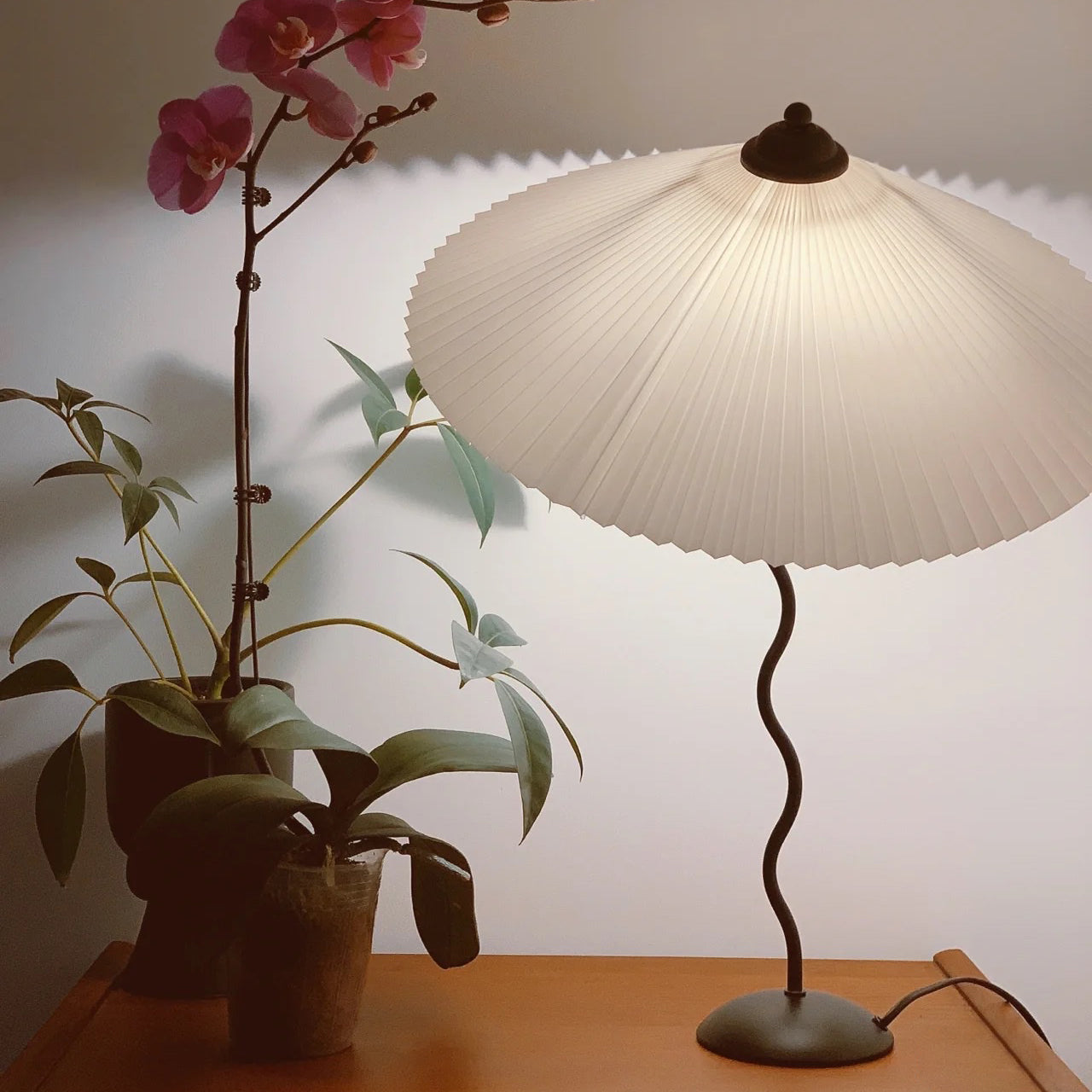 Curved LED Table Lamp for Ambient Lighting