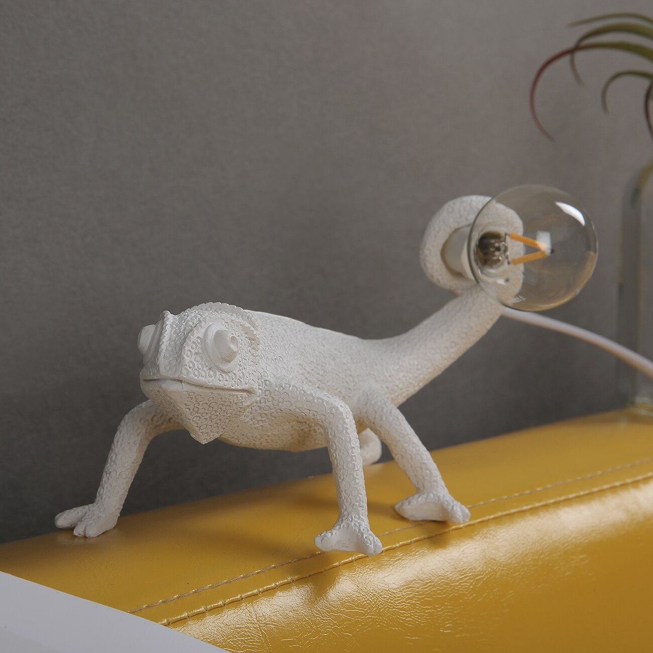 Lizard-Shaped Table Lamp for an Artistic Glow